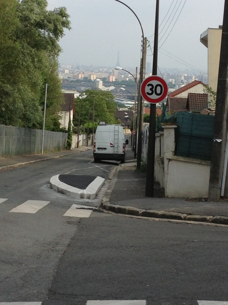Limitation de vitesse et bande surélevée rue du Clos des Moines